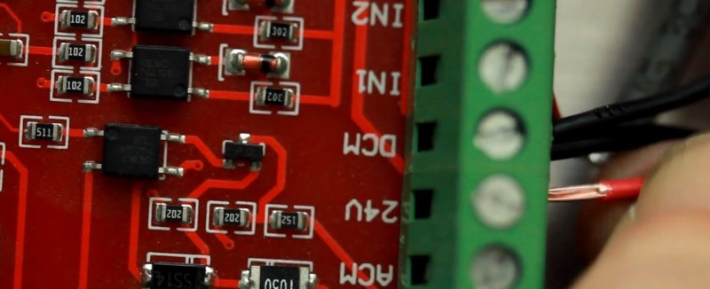 A separate 24VDC power supply is connected to the DCM and the 24V terminals on the Mach3 USB controller